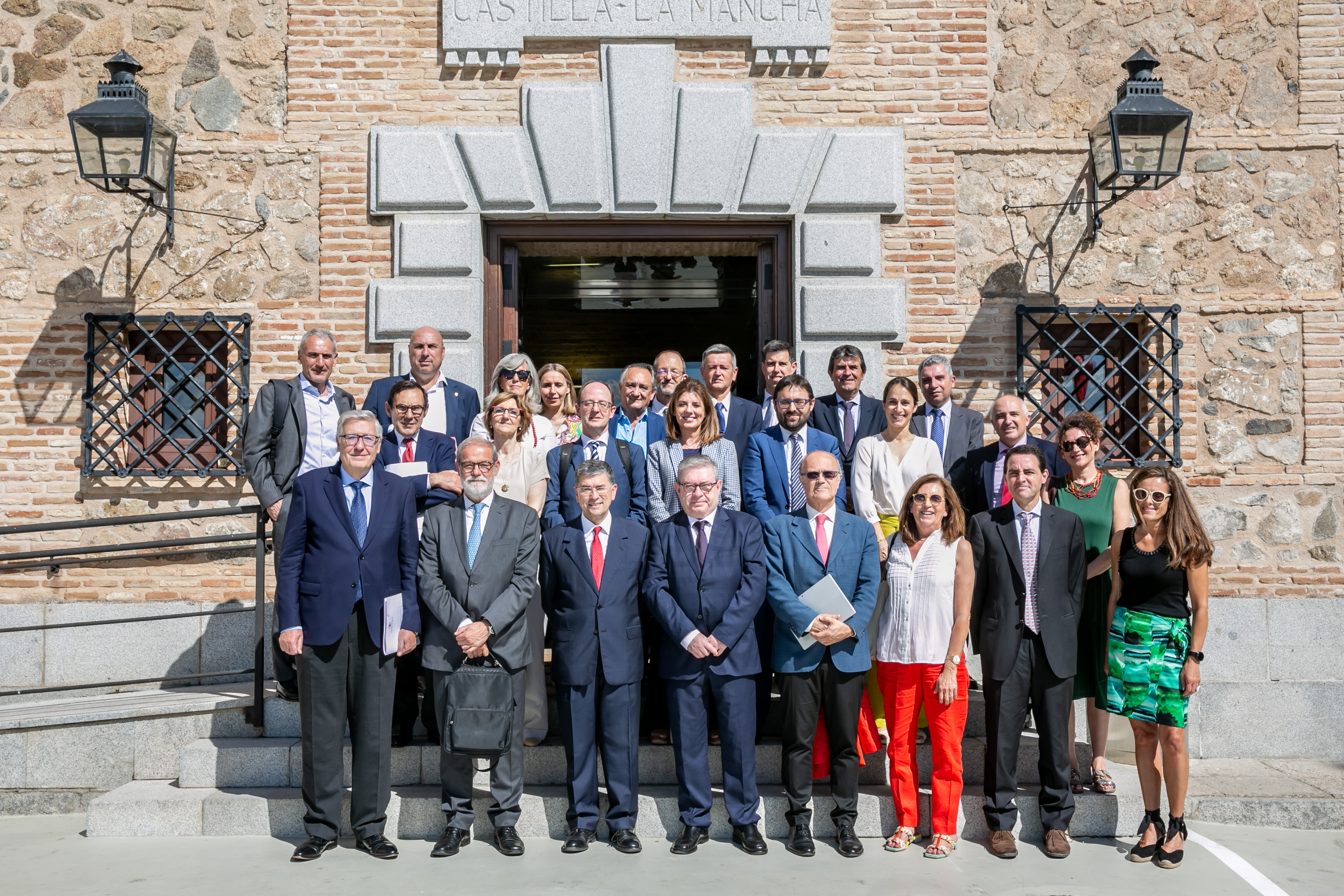 Fotografía de grupo de la Comisión esta mañana en la sede del Parlamento de Castilla-La Mancha