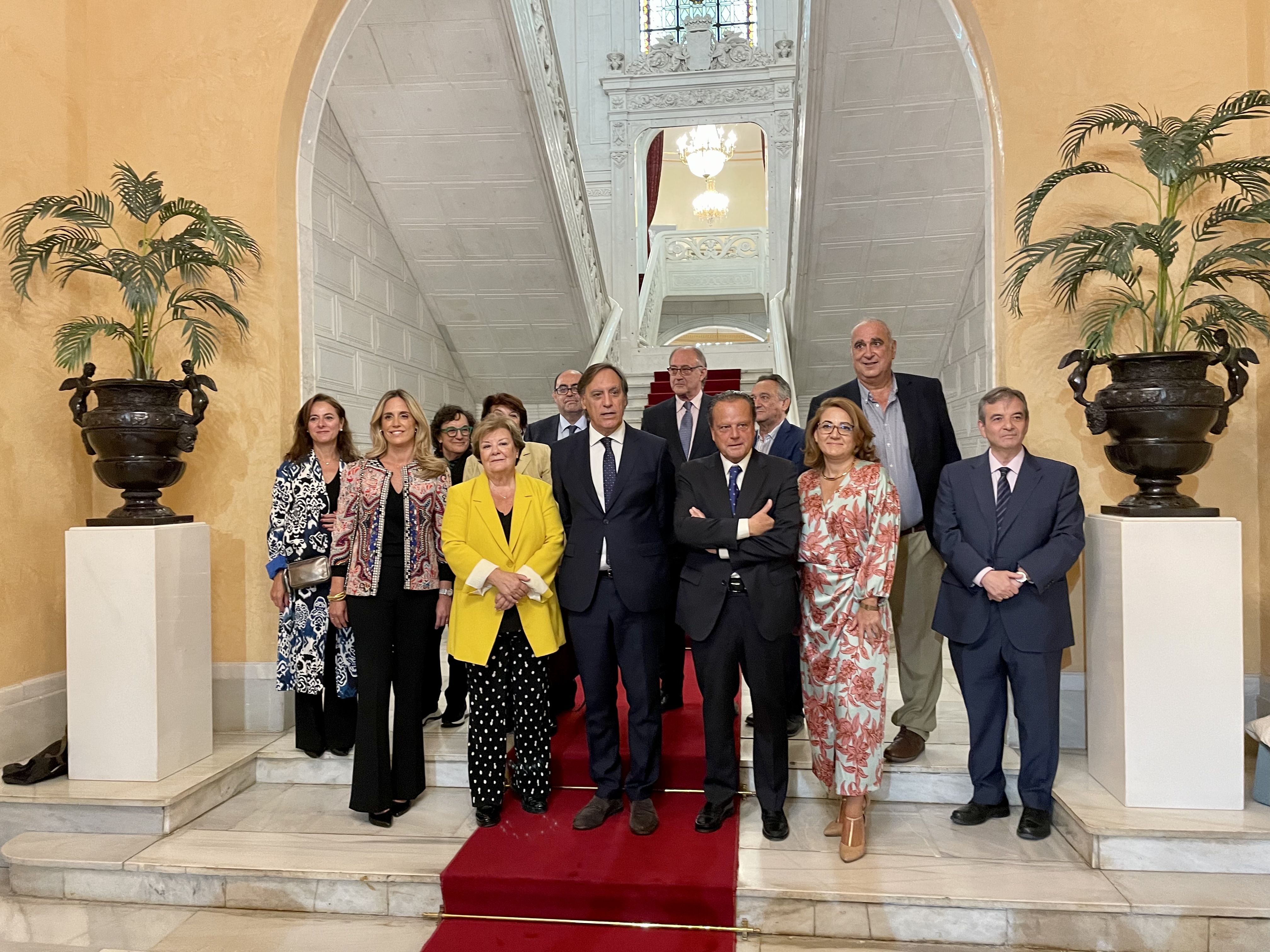 Foto institucional en las escaleras de acceso al Ayuntamiento