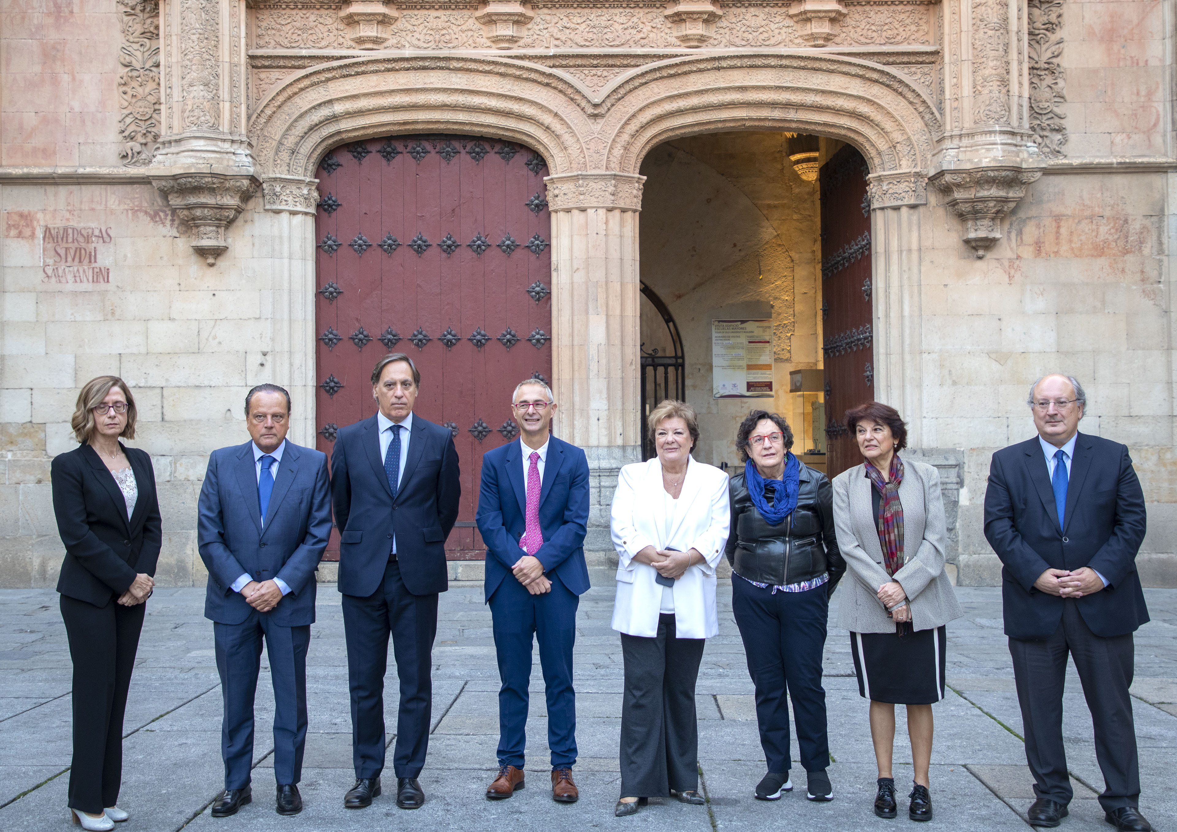 Foto de autoridades ante la portada de la USAL