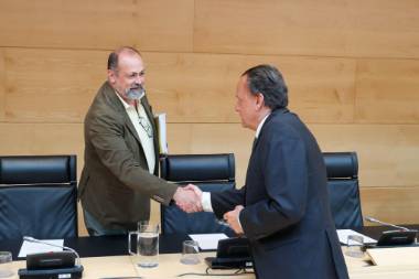 Otro de los miembros de la Comisión con el presidente