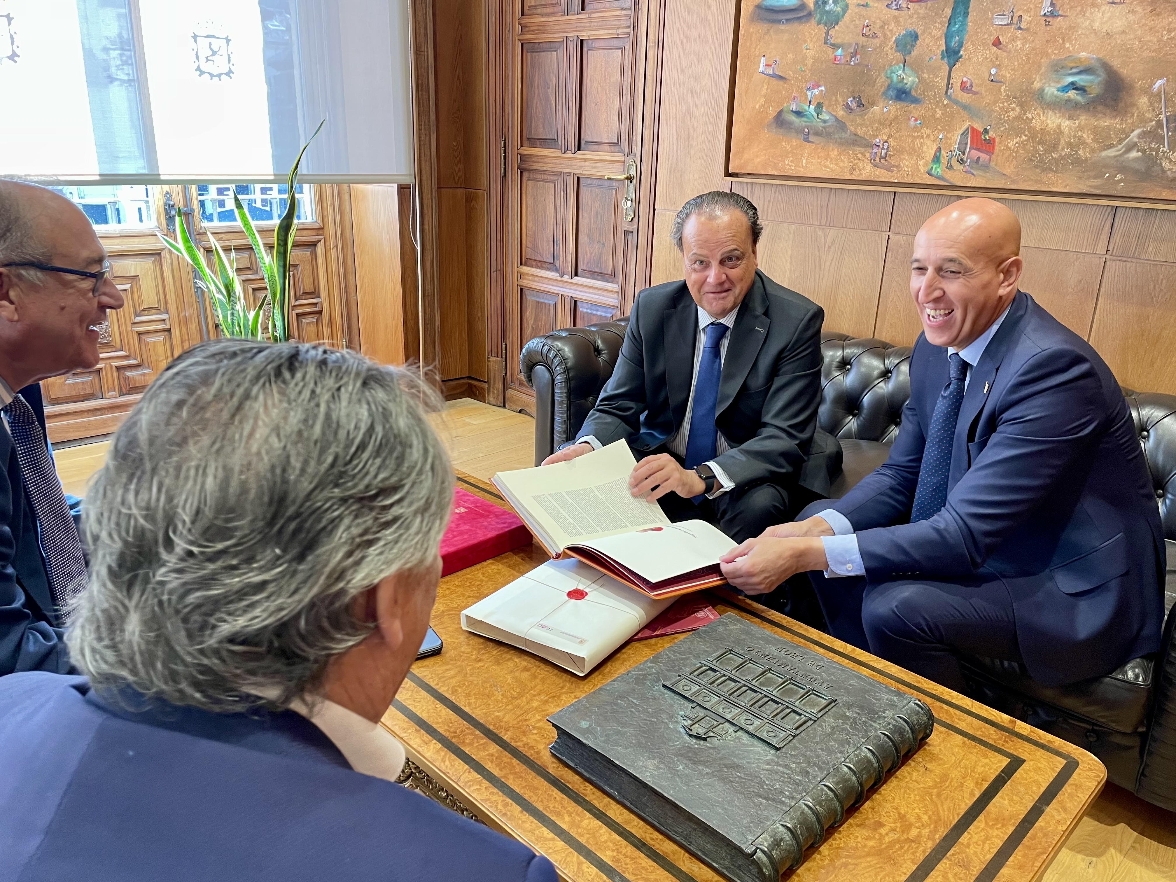 El Pleno fuie recibido en el Ayuntamiento de León