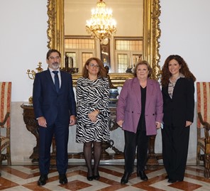 La presidenta del TC junto a los intervinientes en la Jornada
