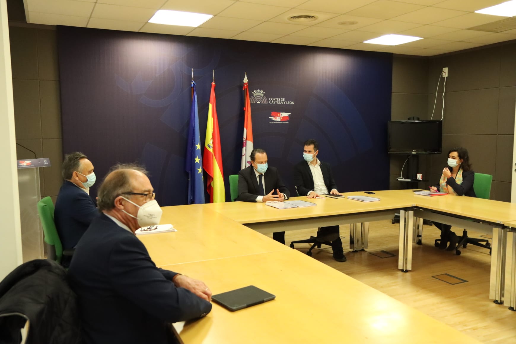 Imagen del encuentro en las oficinas del Grupo Socialista