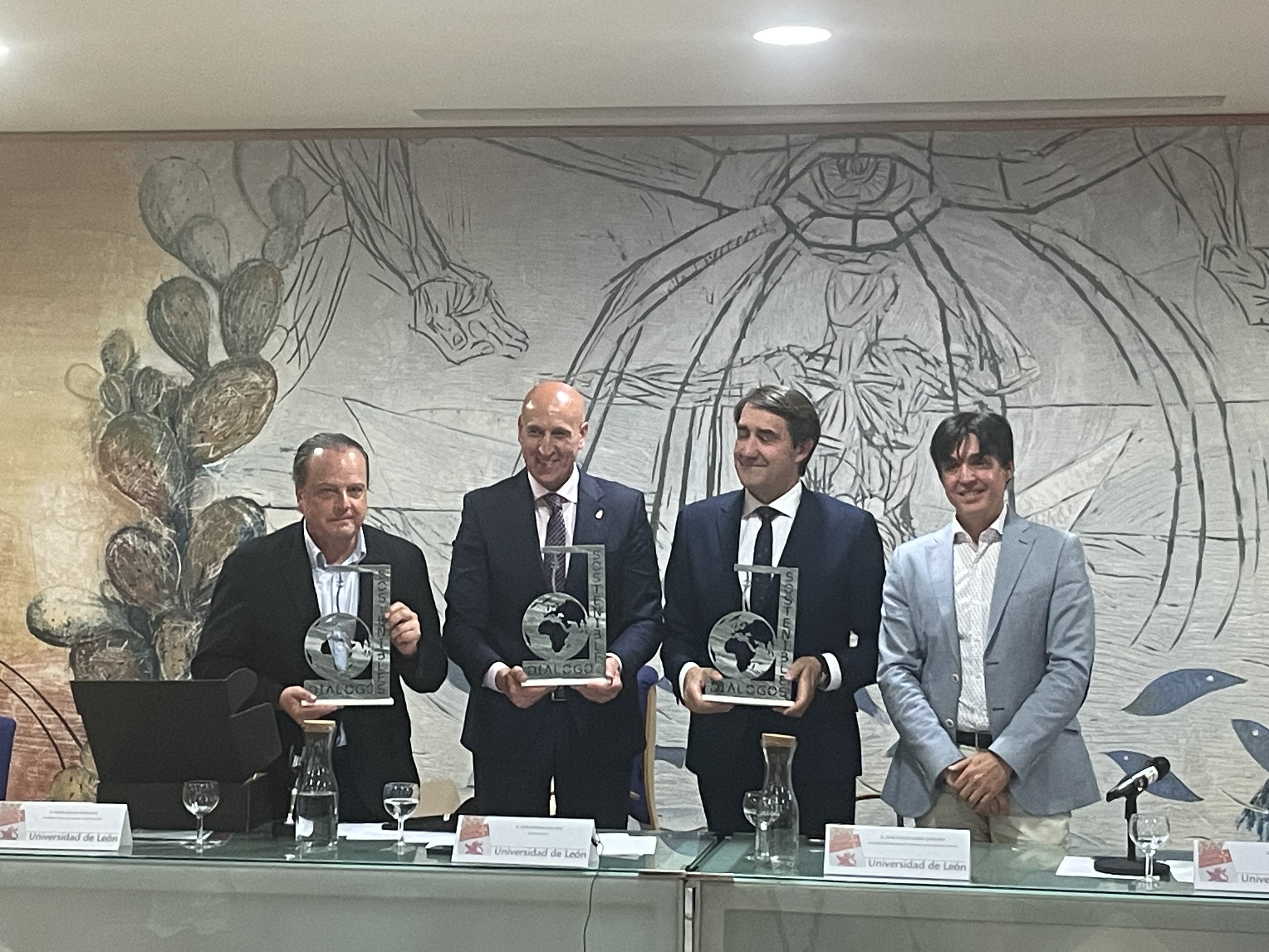 Detalle del impulsor del foro a las autoridades