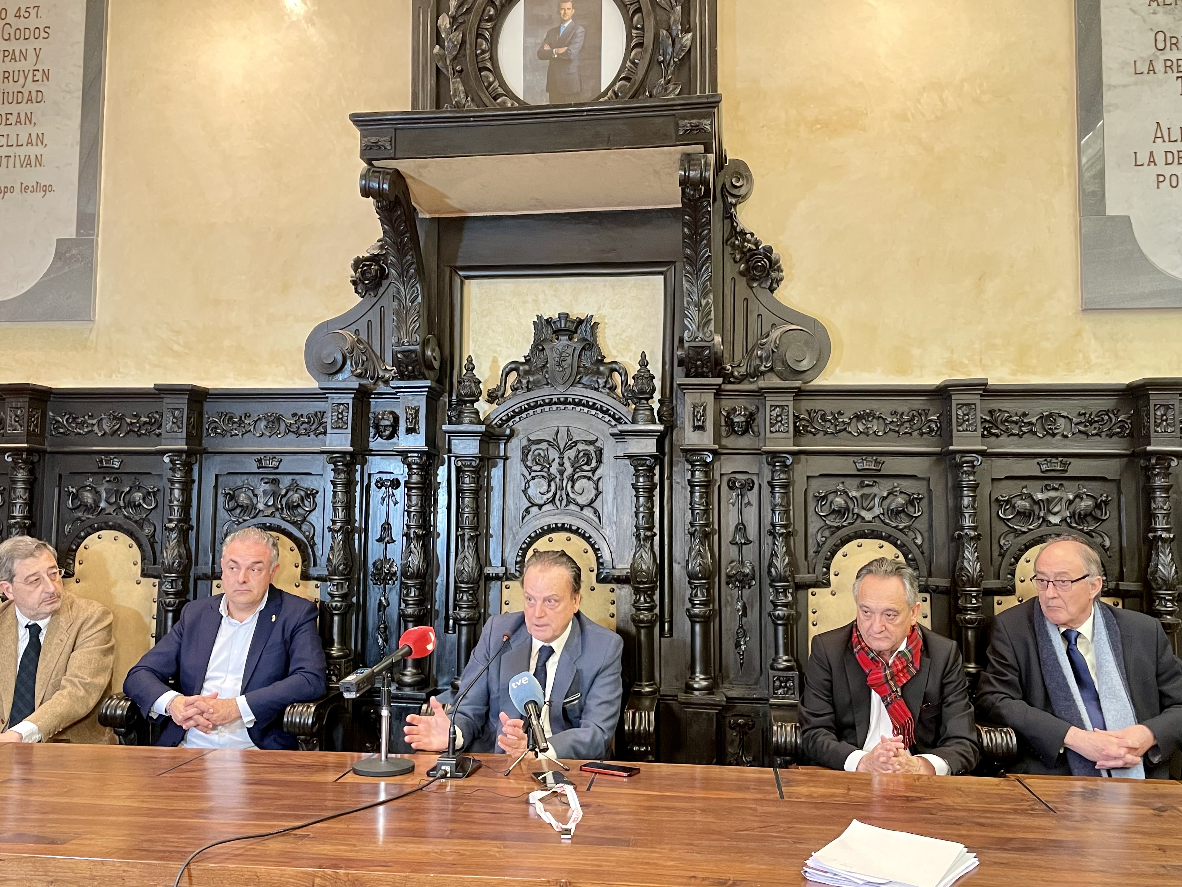 Amilivia atiende a los periodistas