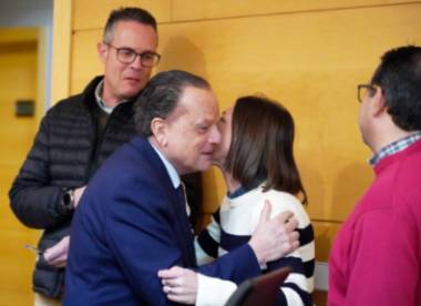 Amilivia saluda a una de las integrantes de la Comisión