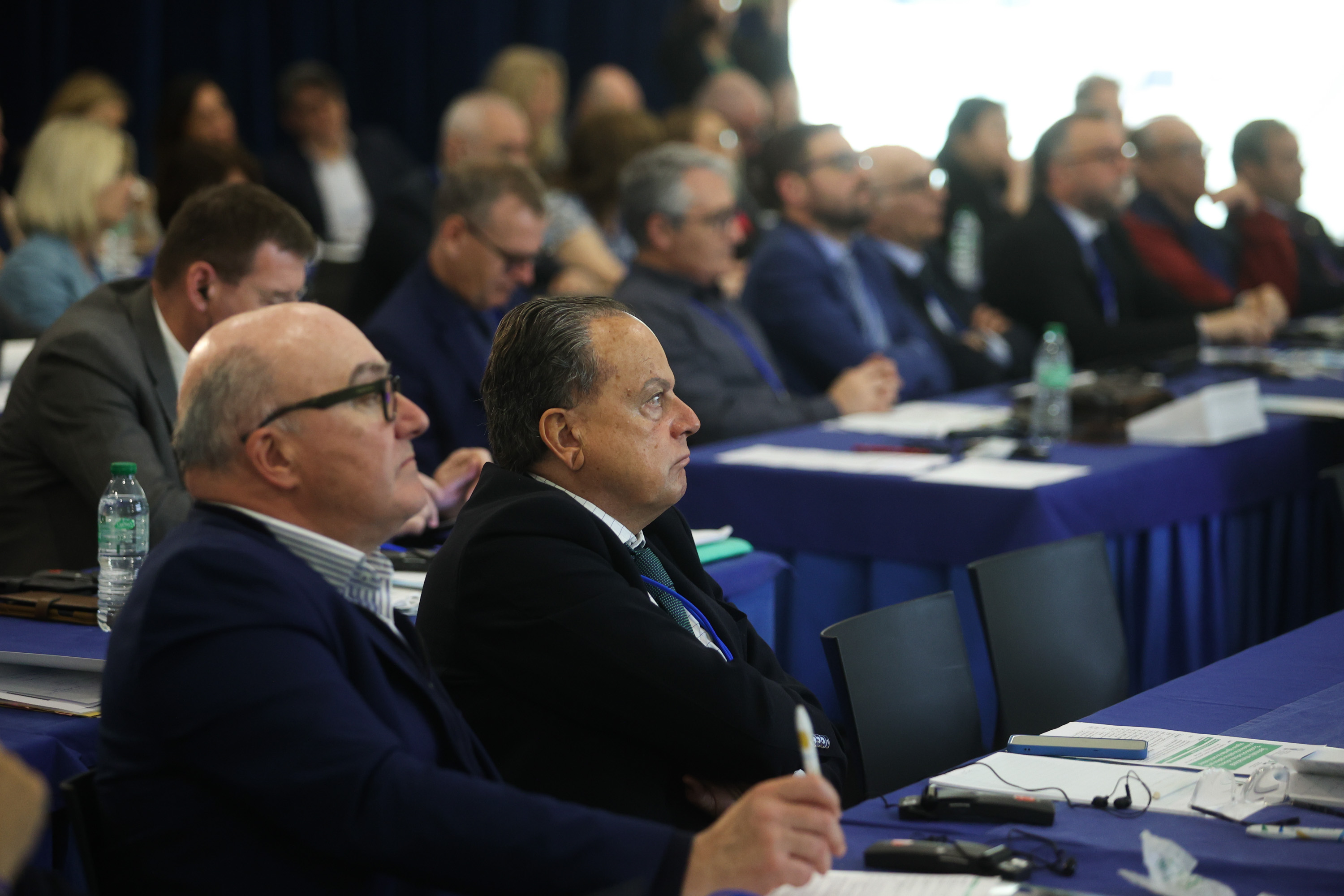 Mario Amilivia sigue una de las sesiones