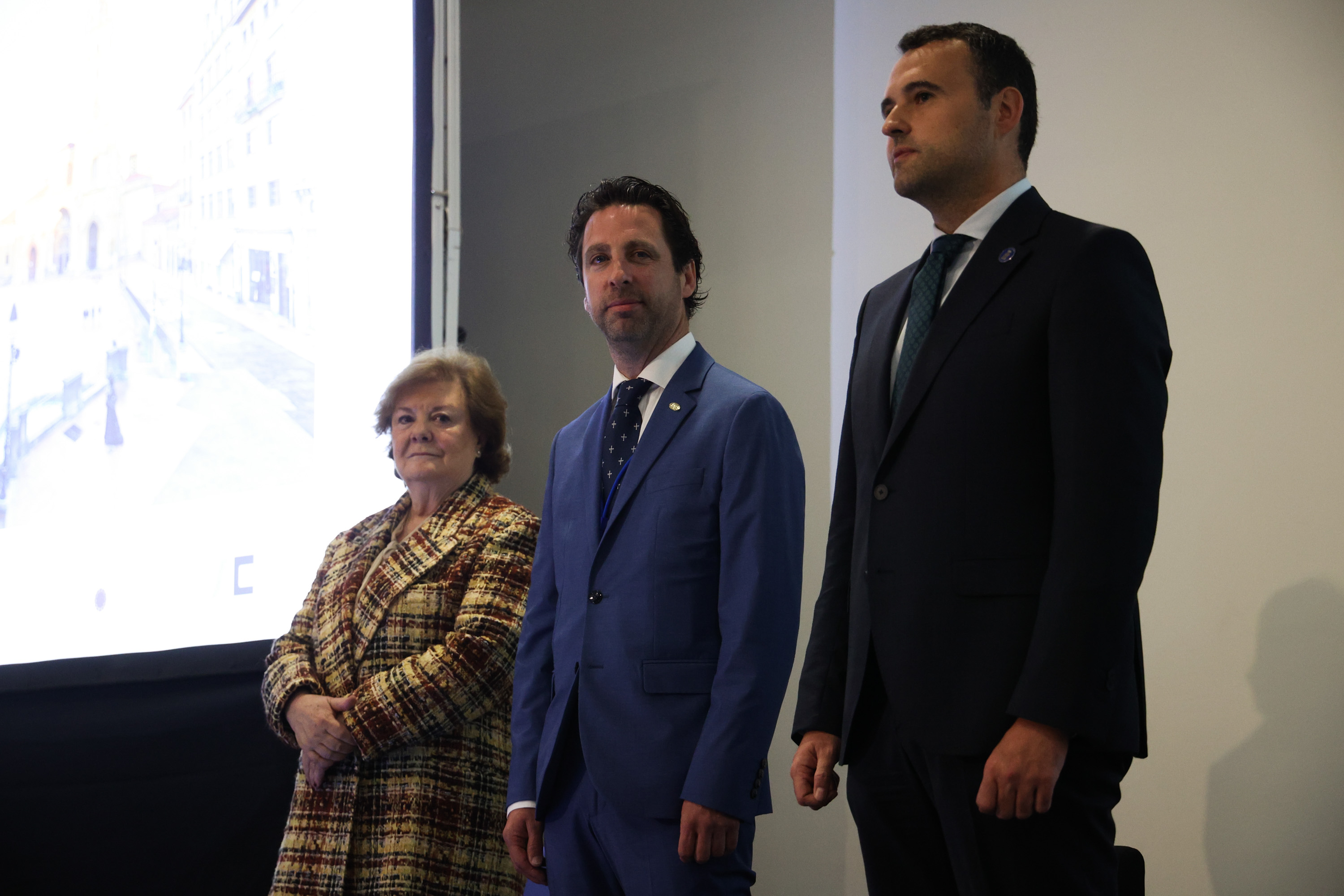 Enriqueta Chicano, Roberto Fernández y el consejero de Hacienda de Asturias