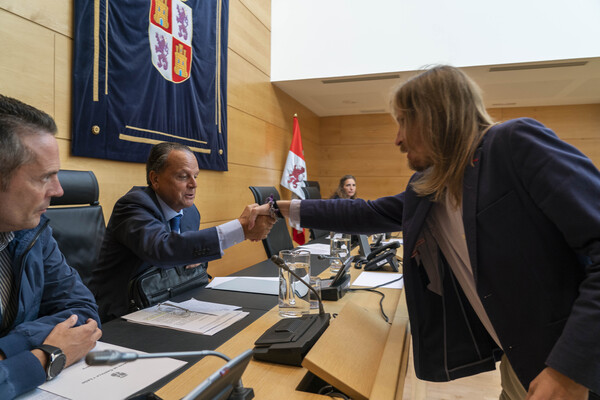 Amilivia saluda a Pablo Fernández