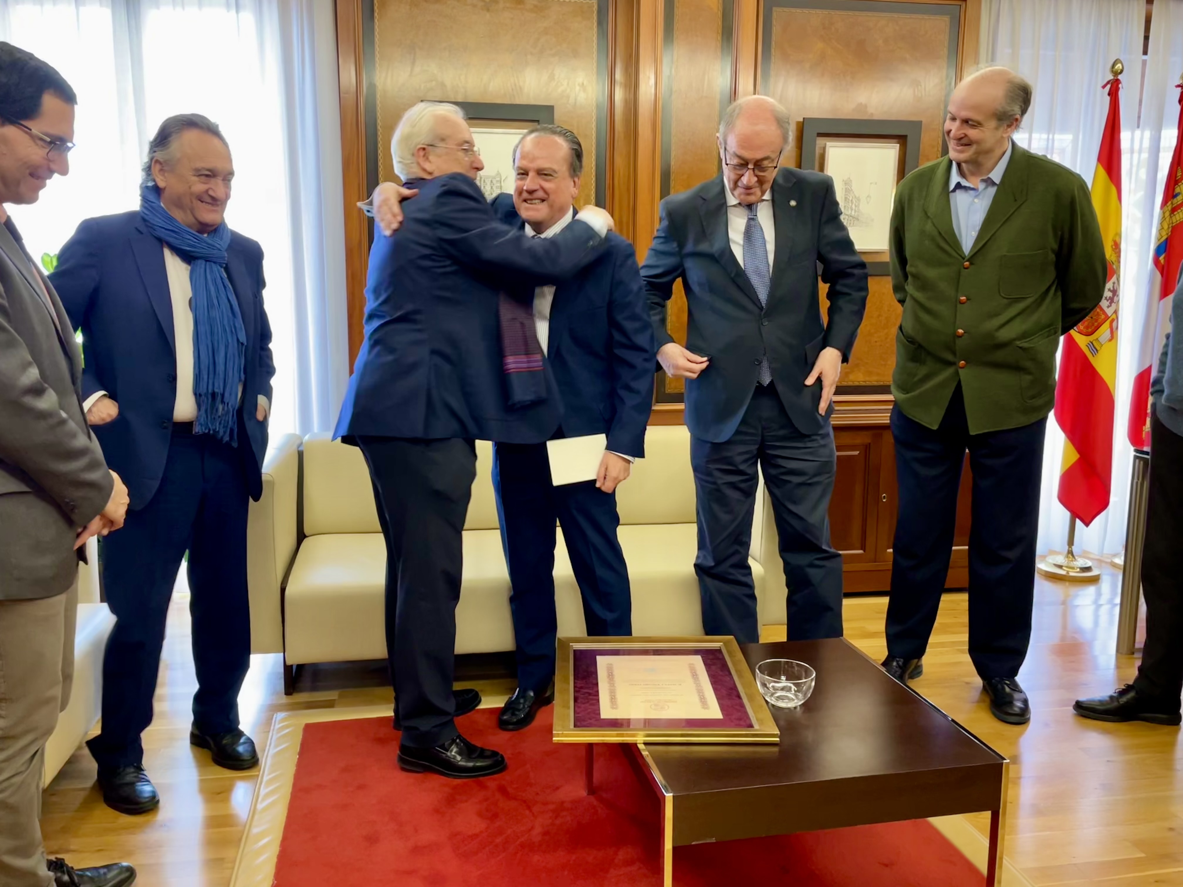 El Pleno entrega la distinción a Jesús Encabo