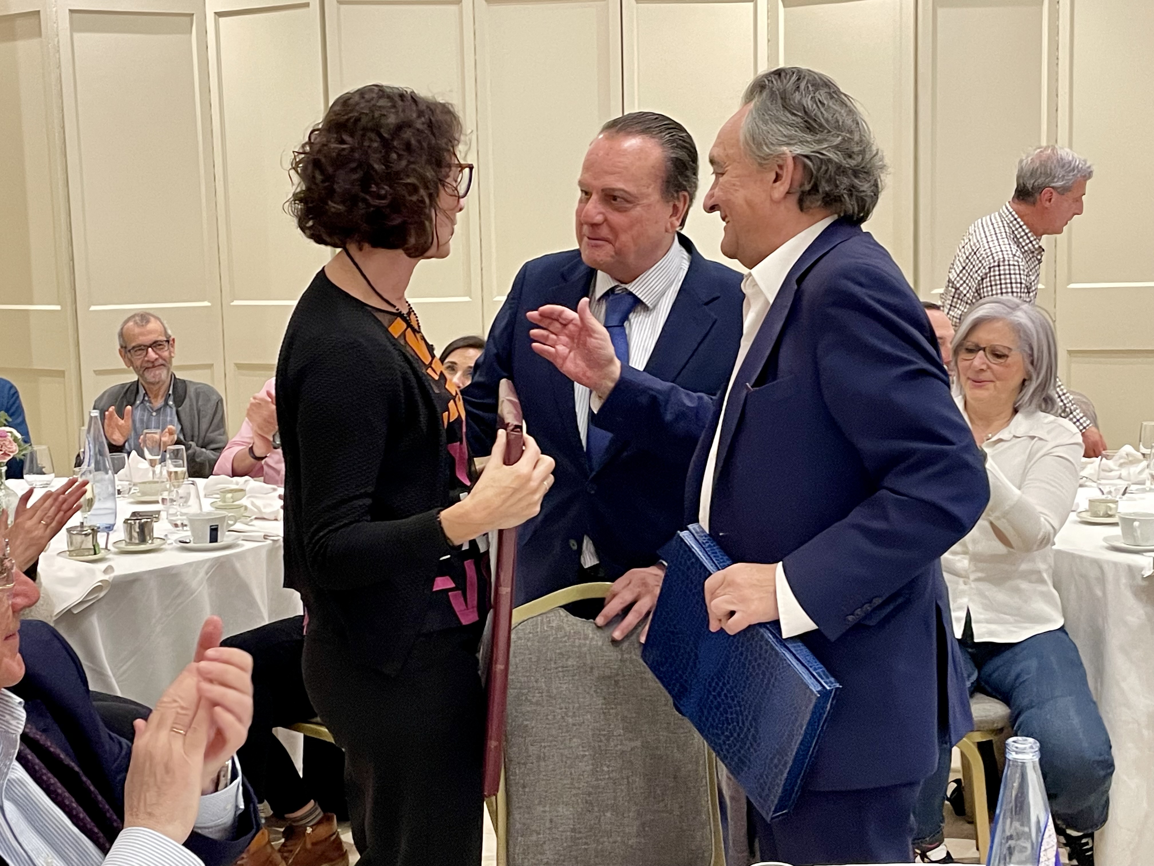 Montserrat Canto recibe su distinción