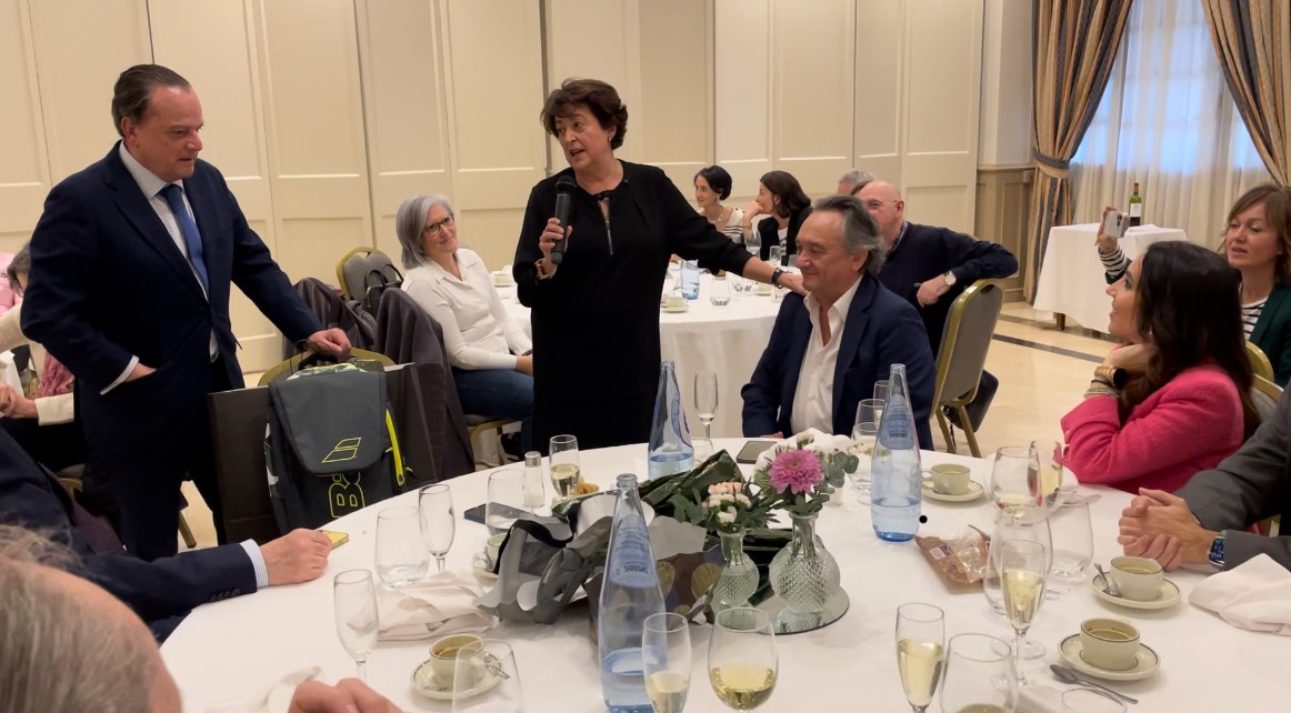 María Elena Fernández, a la hora de recibir su distinción