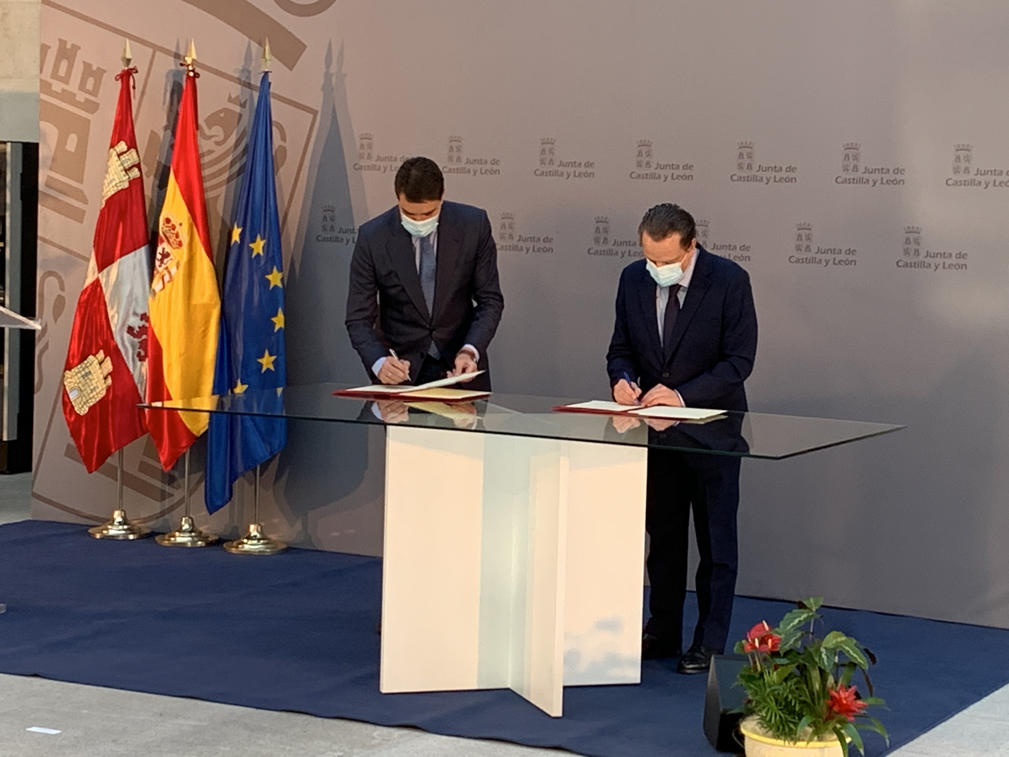 Momento de la firma por parte del presidente
