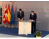 Momento de la firma por parte del presidente