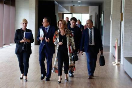 Llegada del presidente y de los miembros de la Comisión a las Cortes