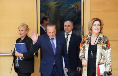 El presidente y los integrantes de la Comisión acceden a la sala Cortes de León