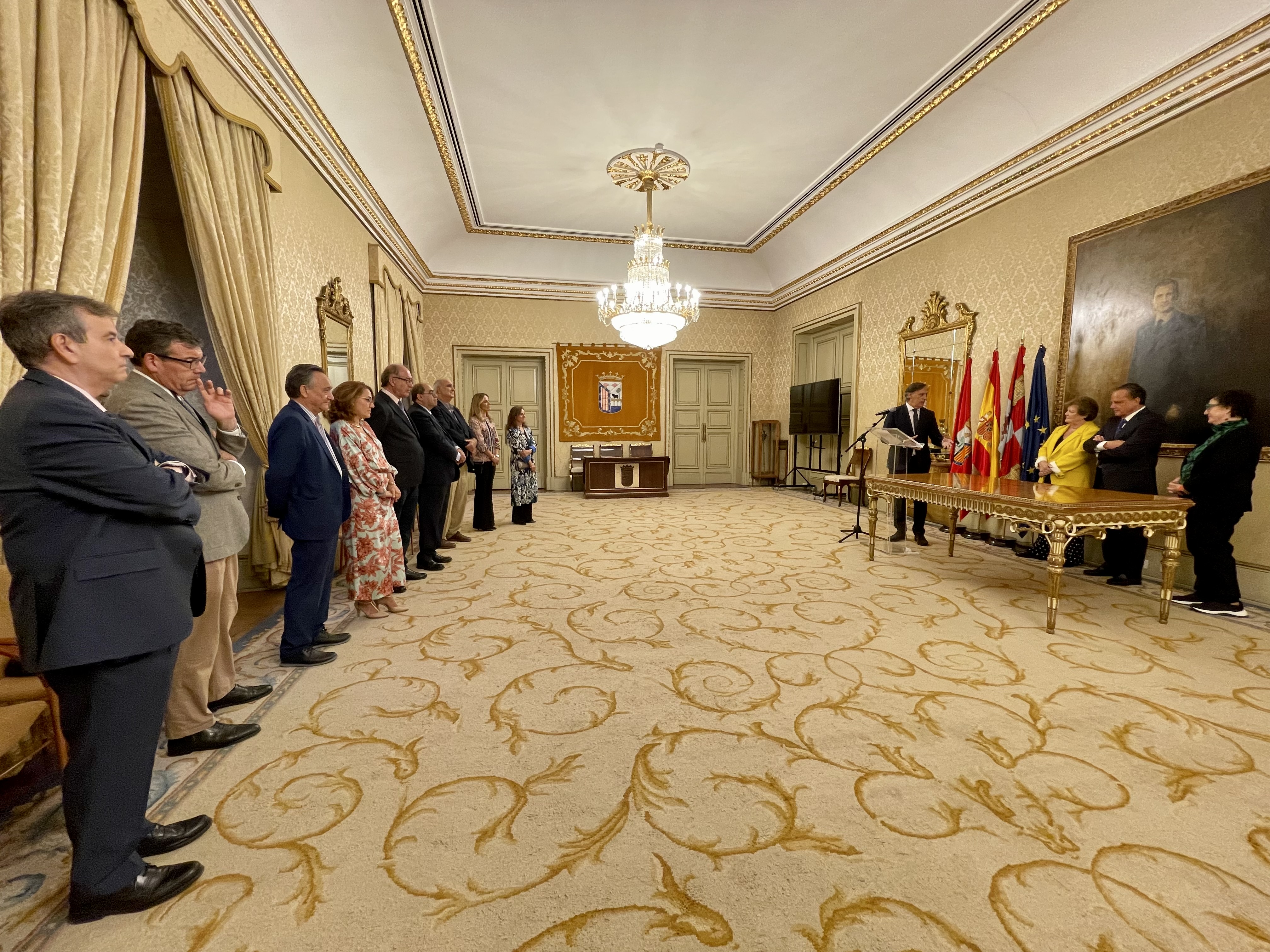 Otra foto de la recepción institucional
