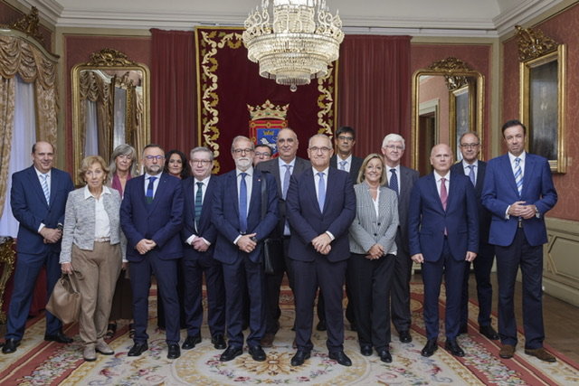 Tras la reunión, presidentes, síndicos y consejeros fueron recibidos por el alcalde de Pamplona, Enrique Maya