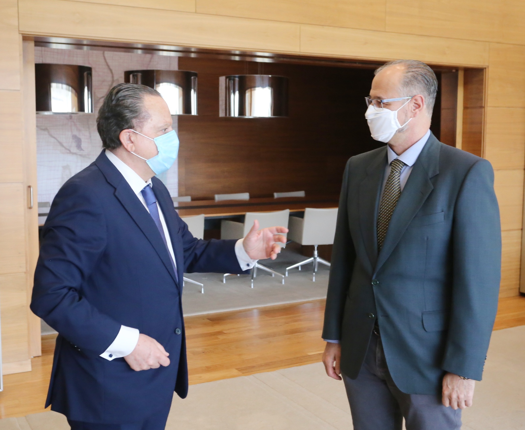 Amilivia conversa con Fuentes