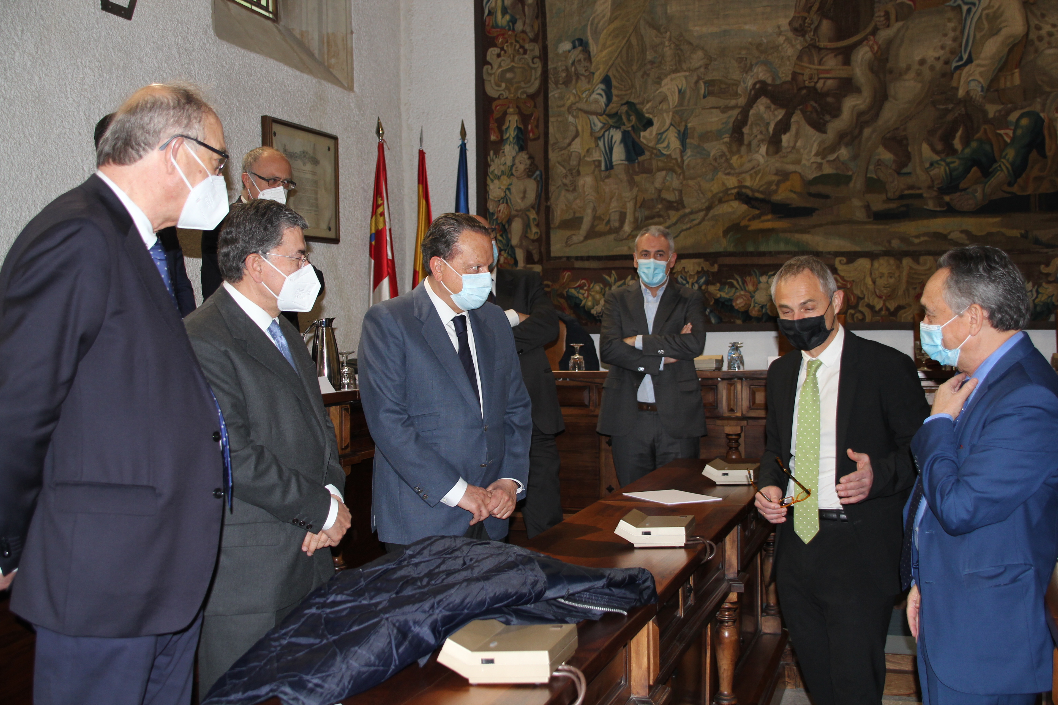 El rector saluda a los miembros de la comisión