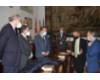 El rector saluda a los miembros de la comisión
