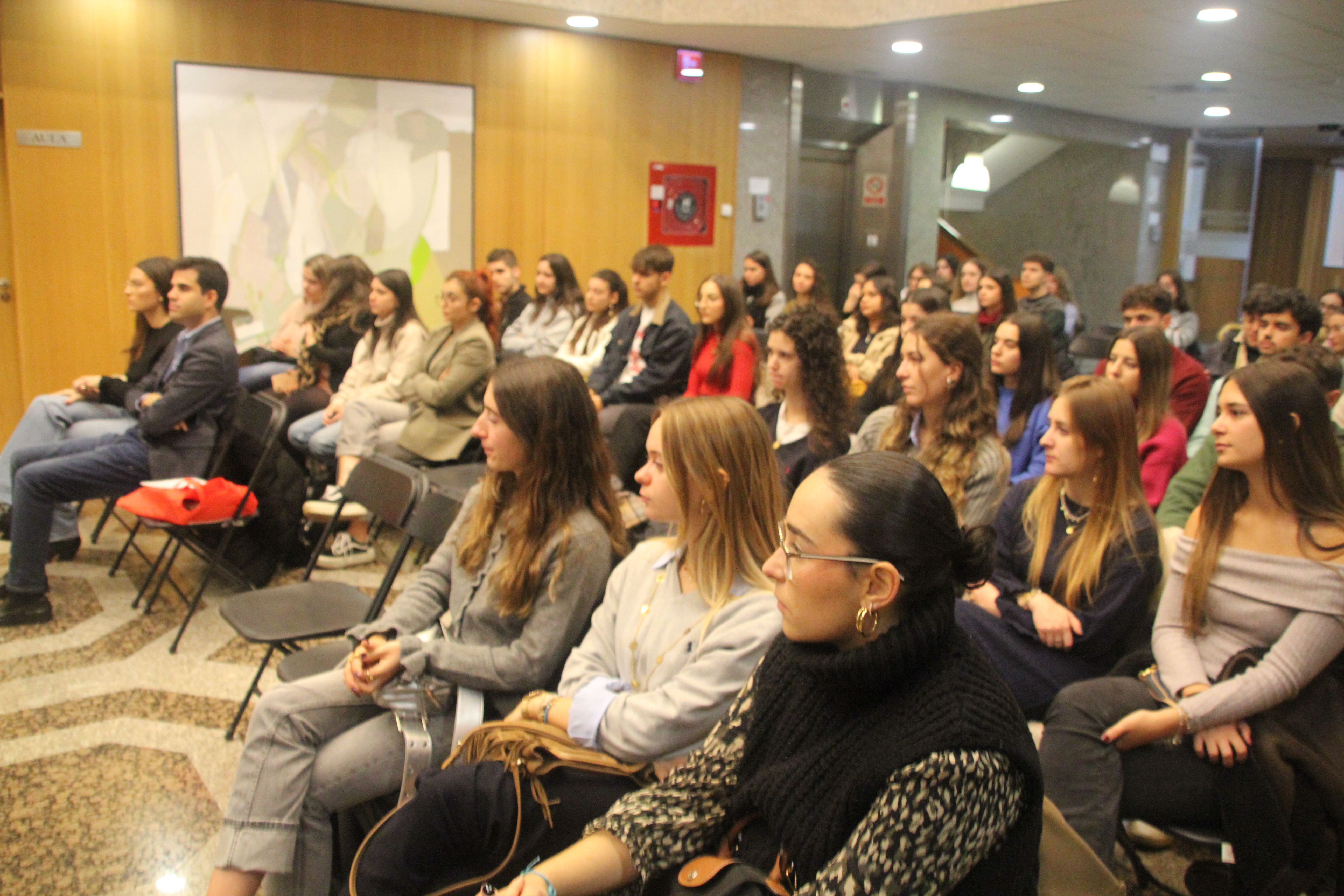 Los estudiantes siguen la charla