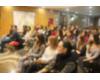 Los estudiantes siguen la charla