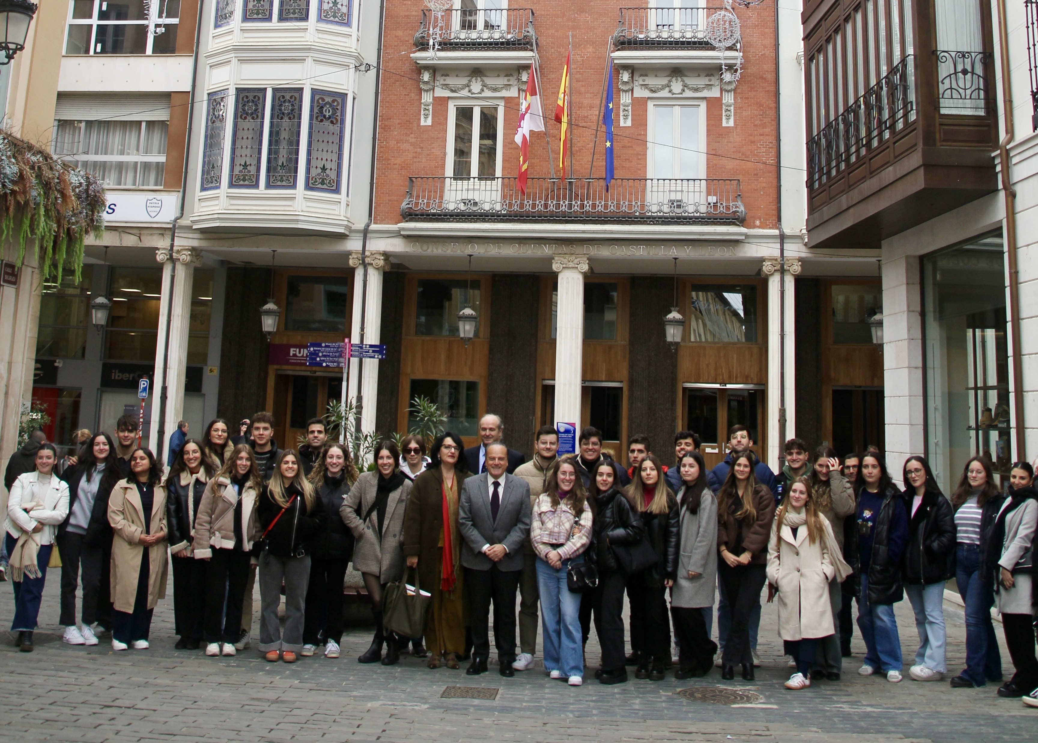 Foto del grupo ante la sede institucional