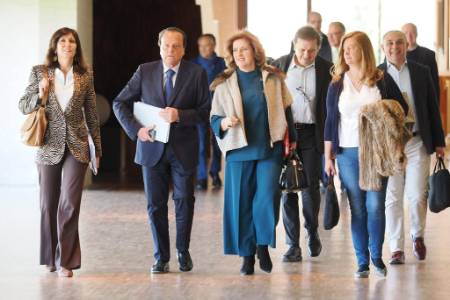 El presidente llega a las Cortes con su equipo