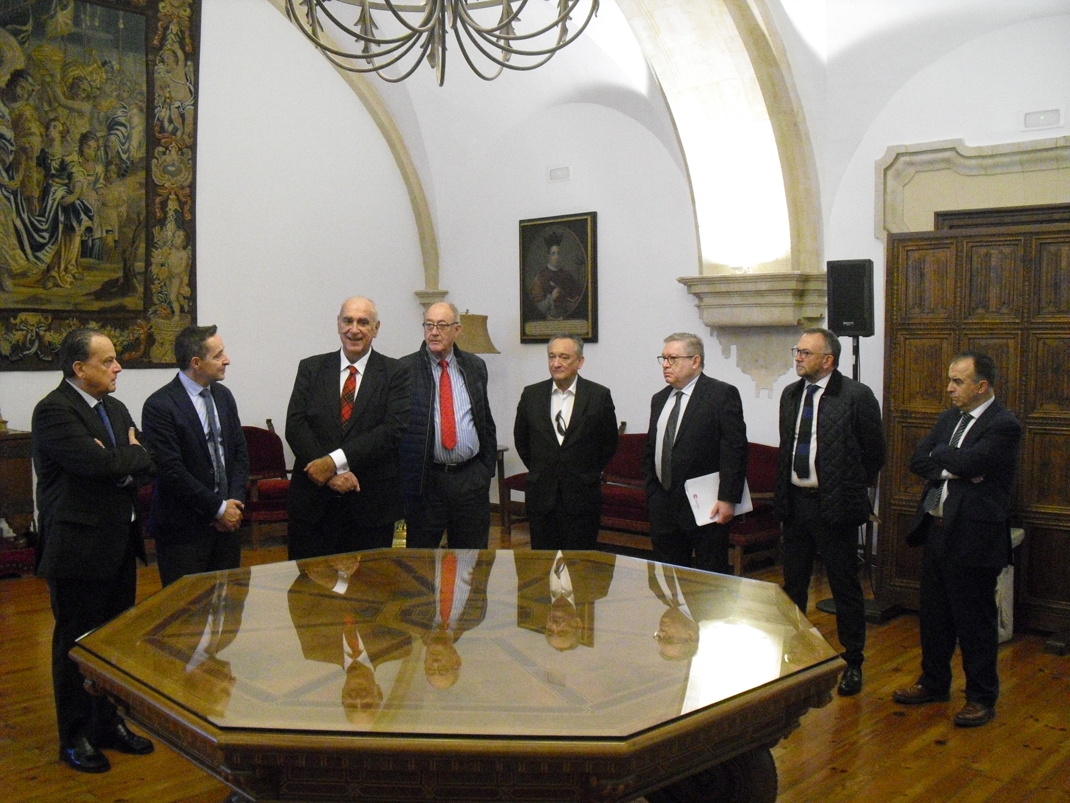 El rector dio la bienvenida a los miembros de la Comisión