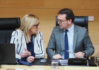 Gavilanes charla con una procuradora