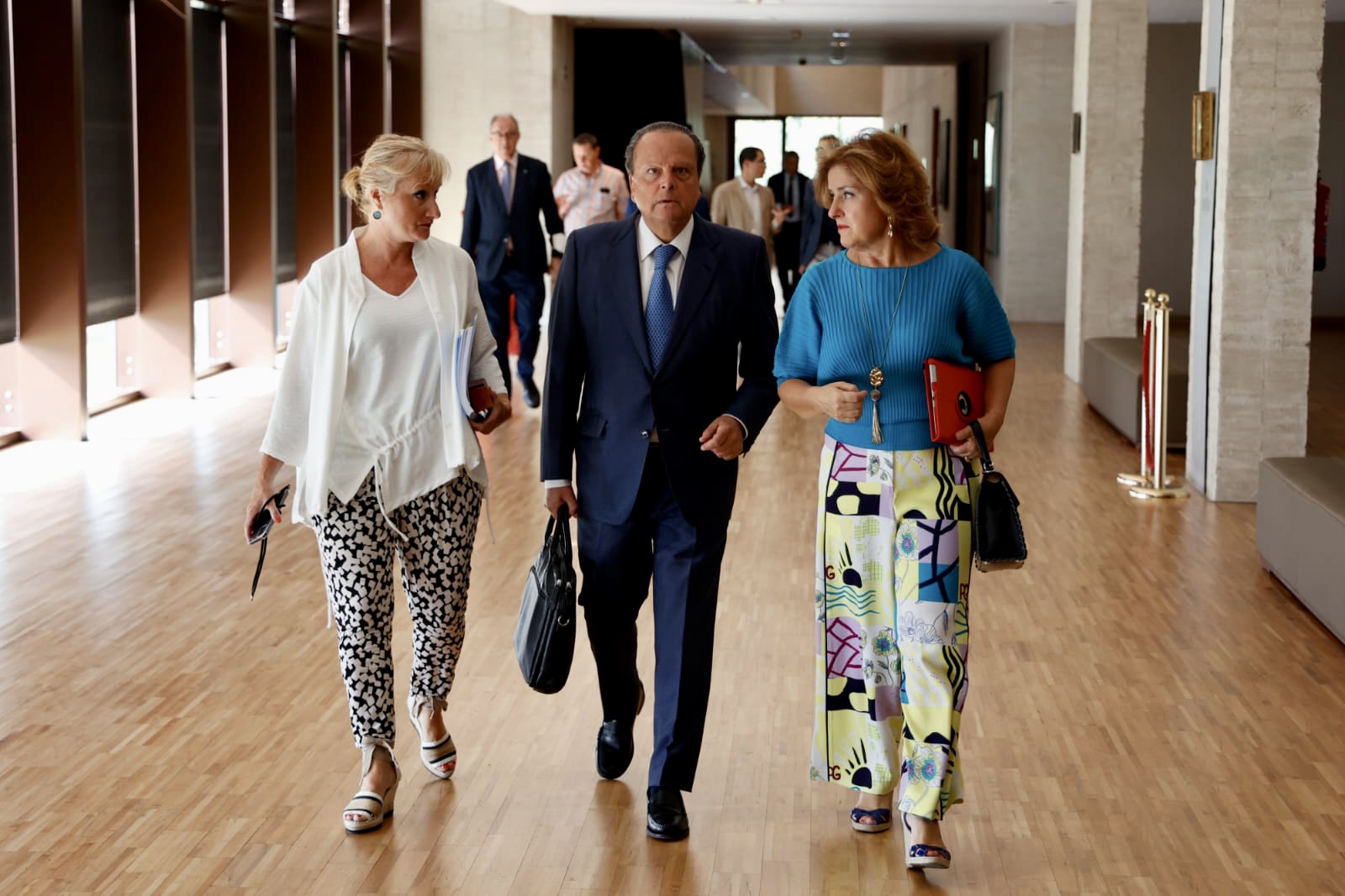 La presidenta de la Comisión y la portavoz del PP, con el presidente