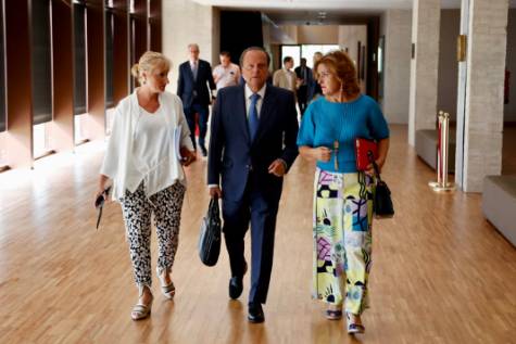 La presidenta de la Comisión y la portavoz del PP, con el presidente
