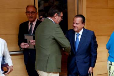 Francisco Carrera, portavoz de Vox, saluda a Amilivia
