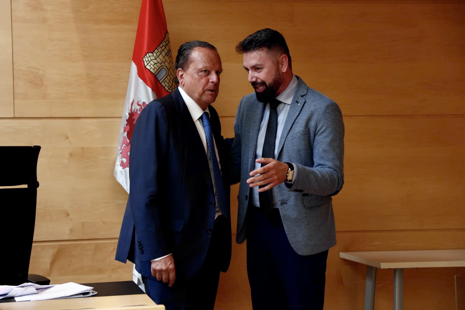 El procurador de UPL-Soria ¡Ya!, José Ramón García, con el presidente