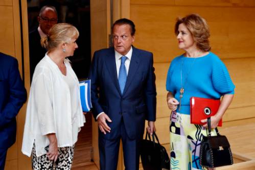 Leticia Garcia, portavoz del PP, Amilivia y Paloma Vallejo, presidenta de la Comisión)