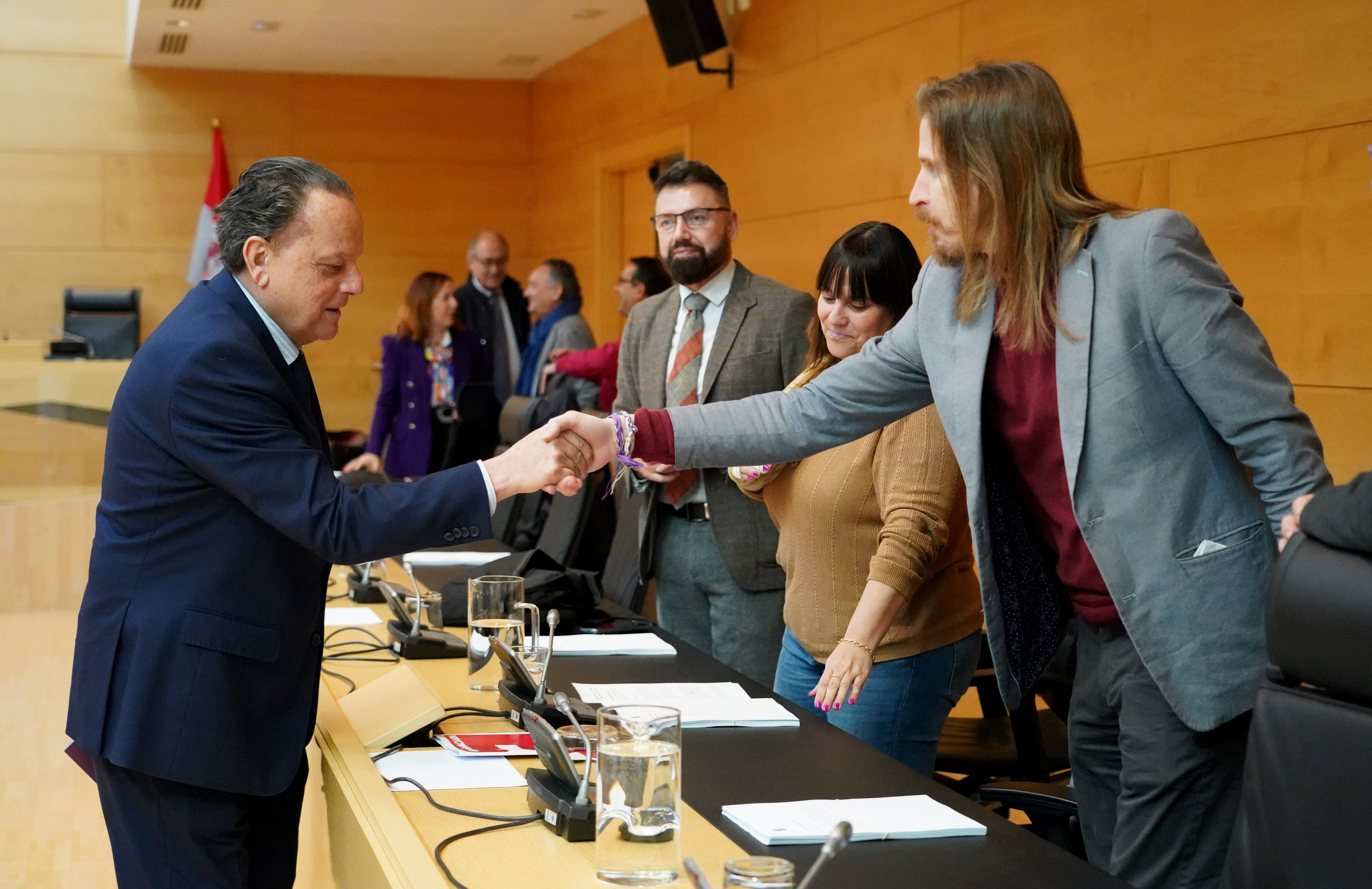 Amilivia saluda a Pablo Fernández