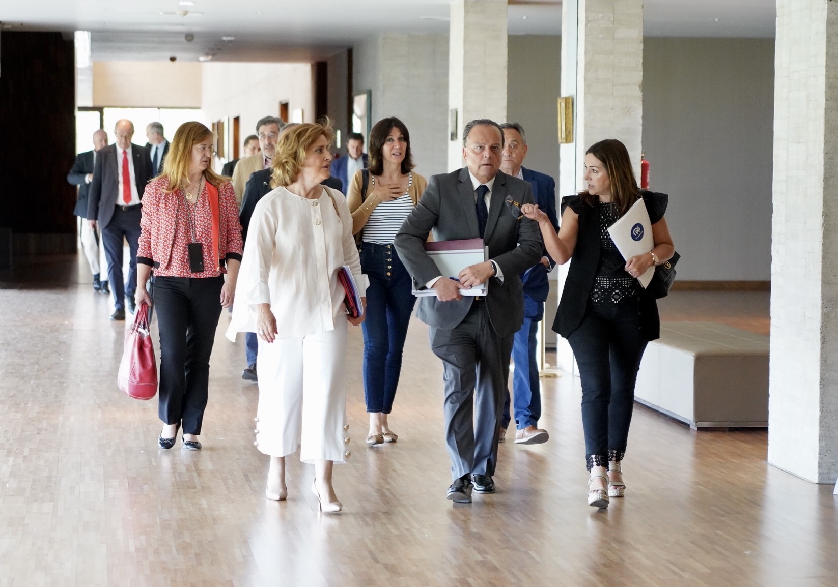 En primer plano, los miembros de la Mesa con el presidente