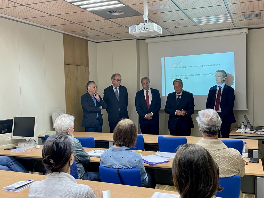 El Pleno del Consejo y S. de Vega, con los participantes en el curso