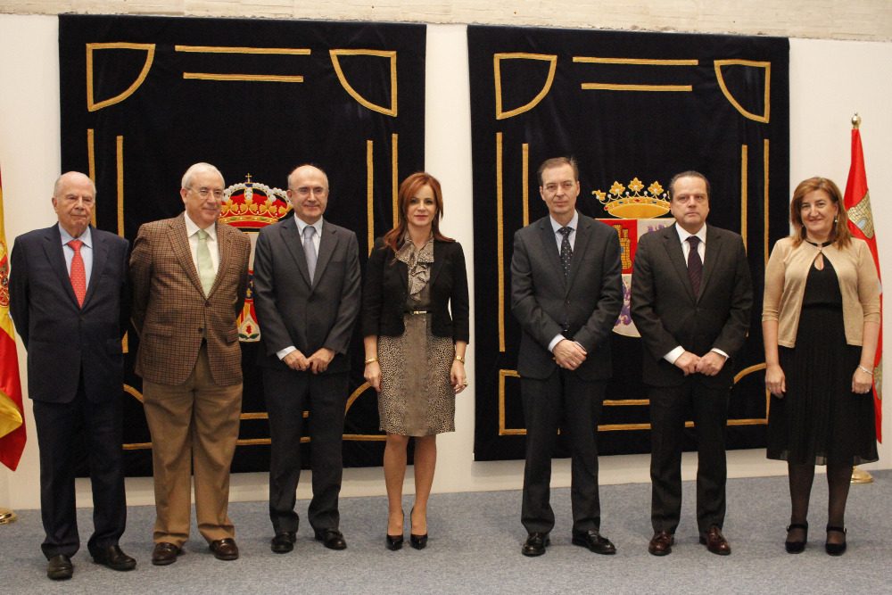 entrega de distinción a José Fernández