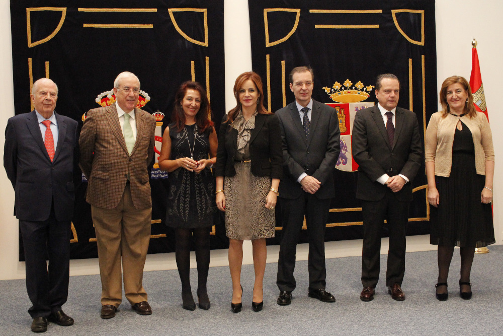 entrega de distinción a María Jesús Abad