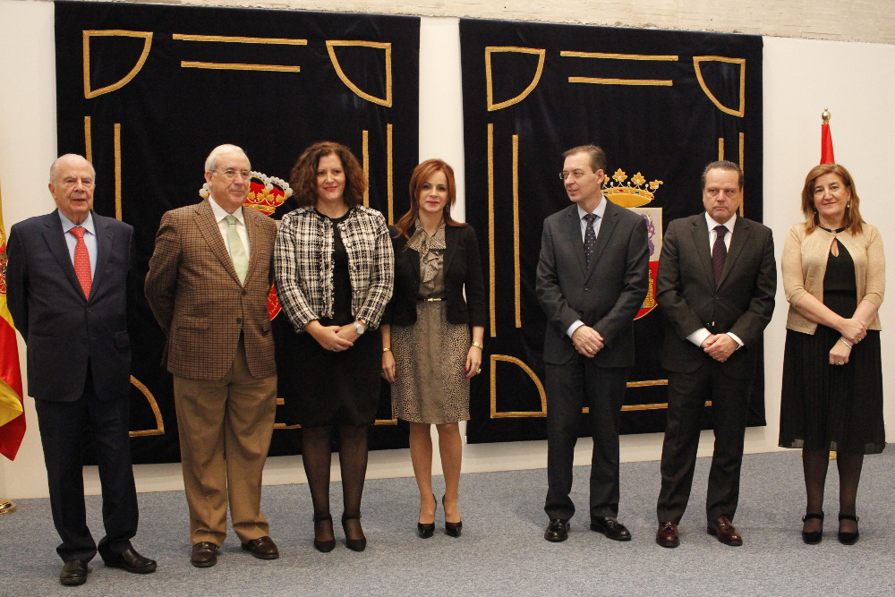entrega de distinción a María Carmen Sáez