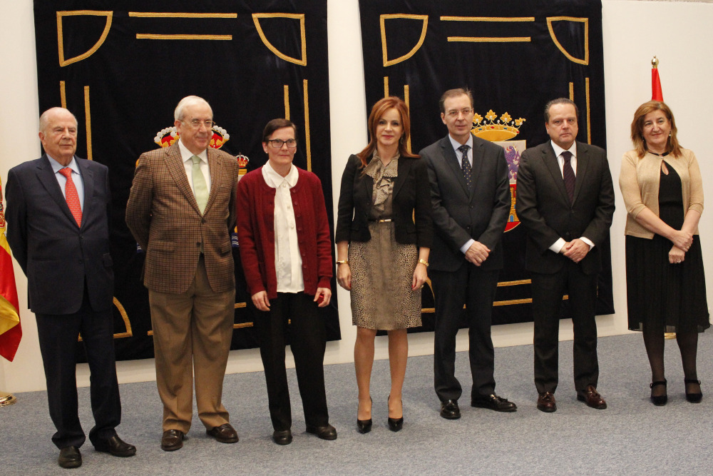 entrega de distinción a María Cruz Fernández