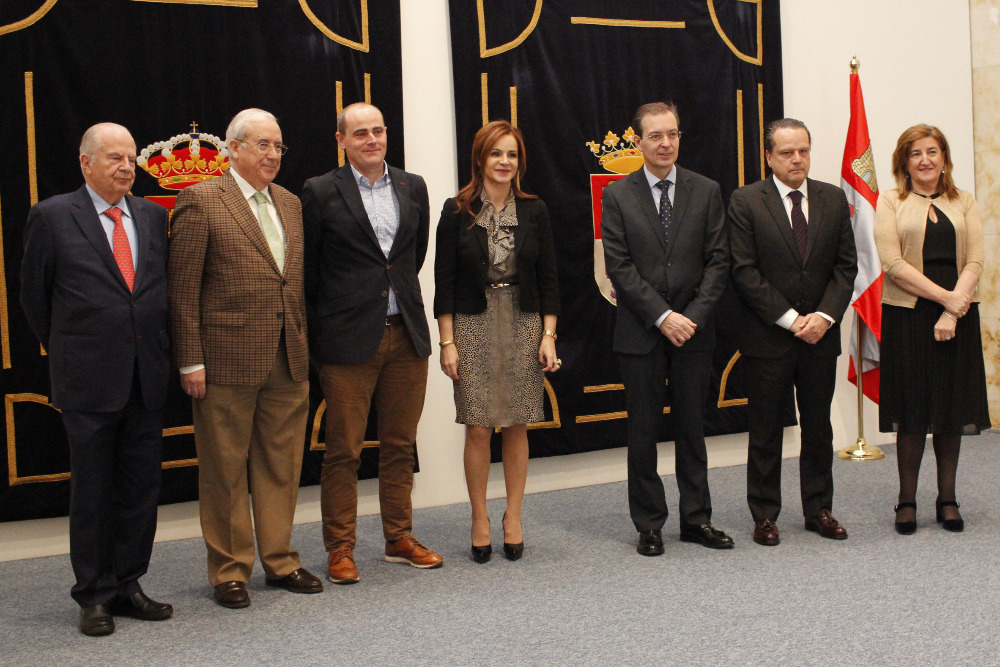 entrega de distinción a José Antonio de los Mozos