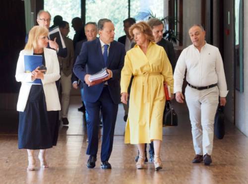 El presidente acompañado de componentes de la Comisión