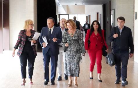 Los miembros de la Comisión con el presidente
