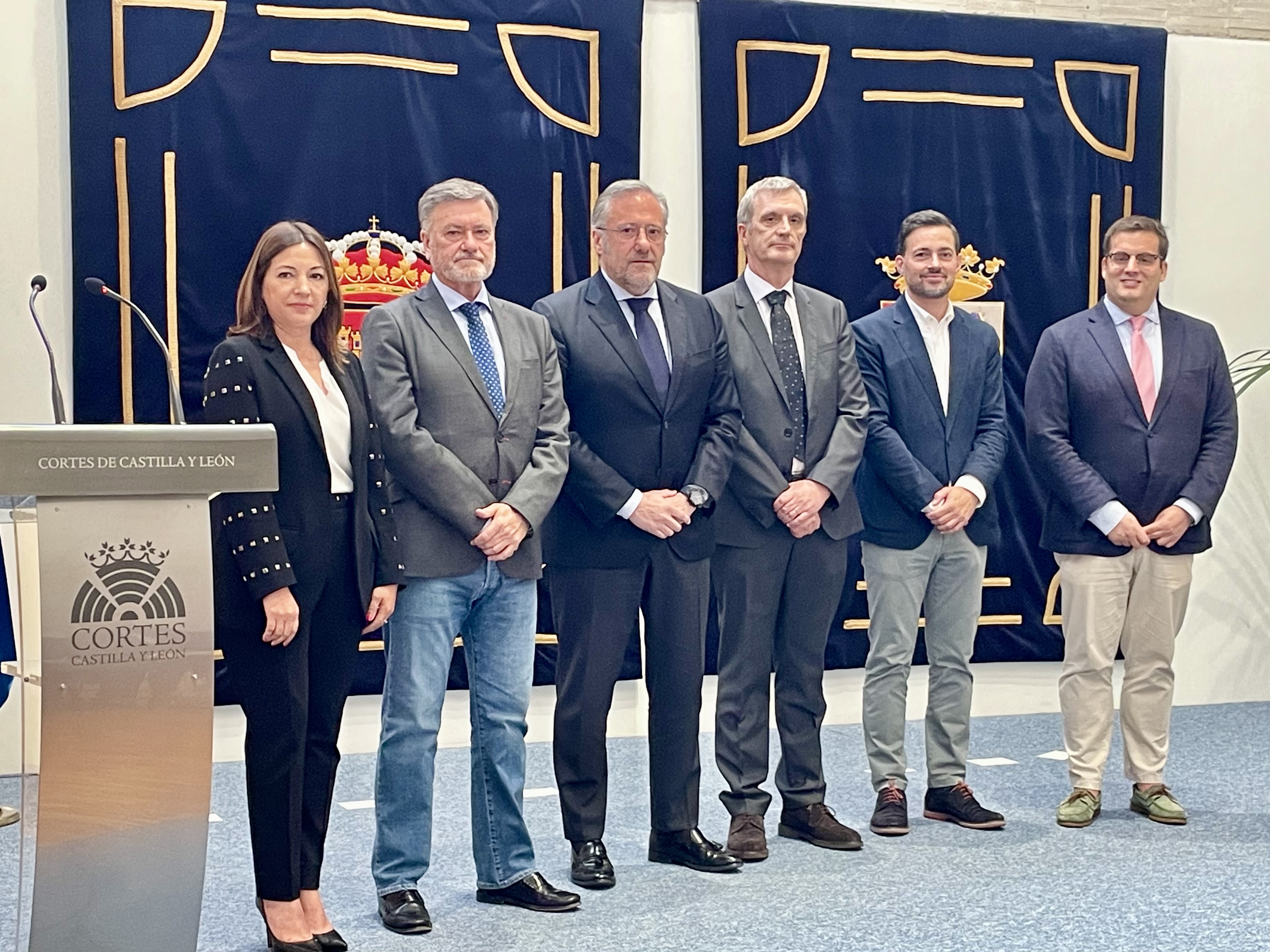 Foto de Gracia con Carlos Pollán y los miembros de la Mesa