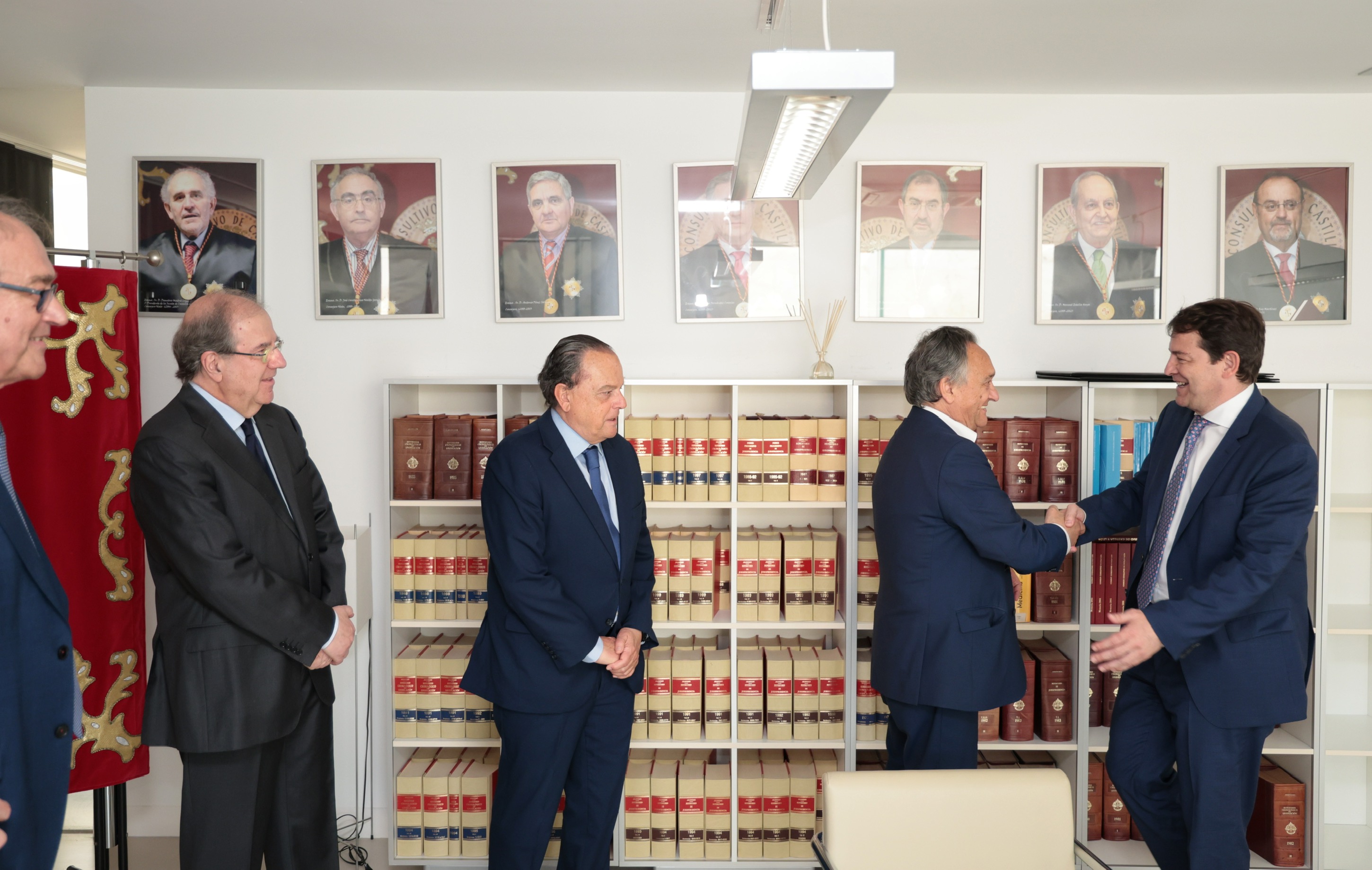 El presidente de la Junta saluda a los miembros del Pleno del Consejo de Cuentas