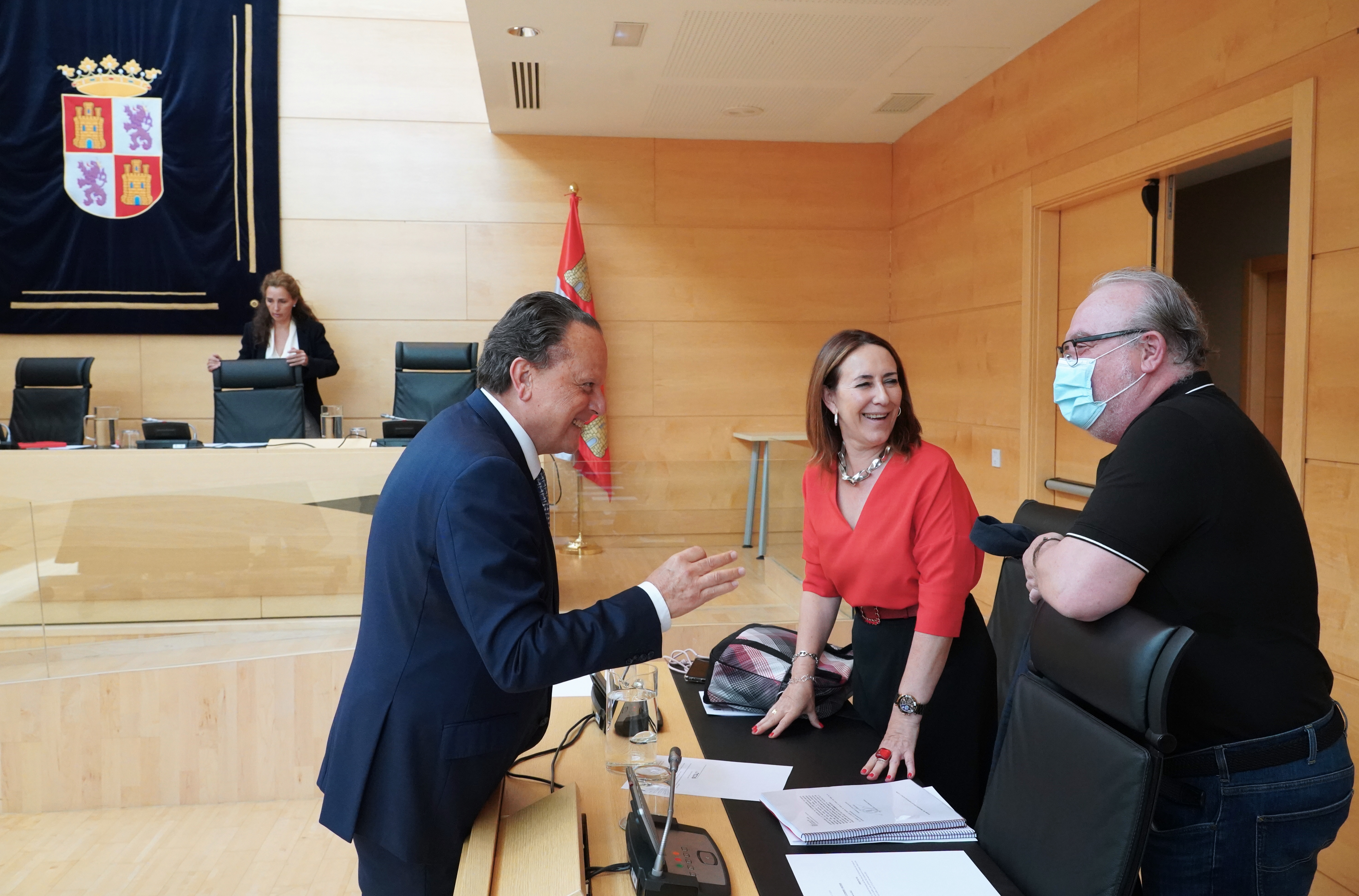 Amilivia con dos de los integrantes de la Comisión