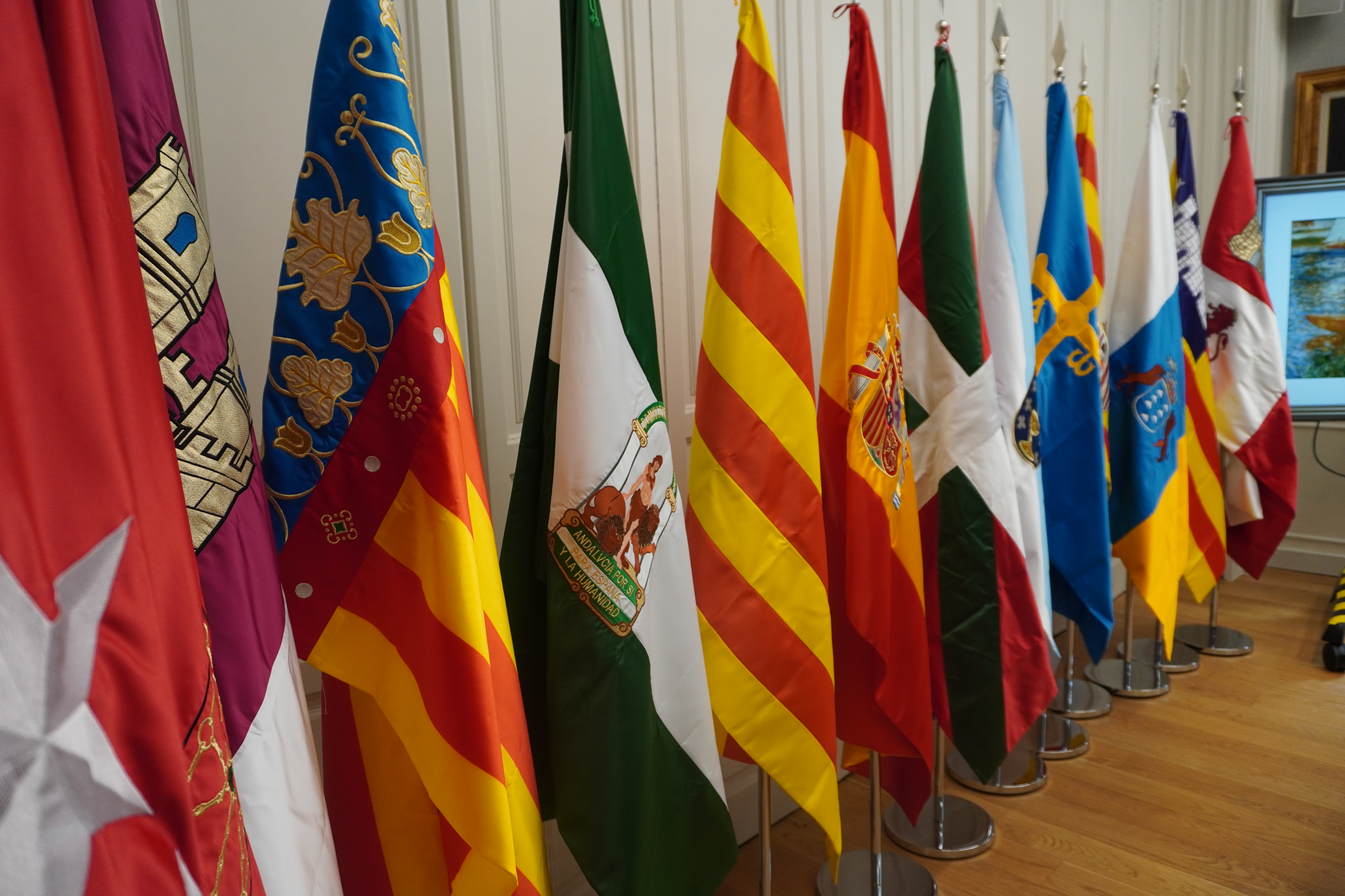 Banderas autonómicas en la reunión